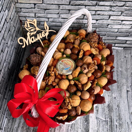 Ореховая корзина с баночкой меда и сухофруктами