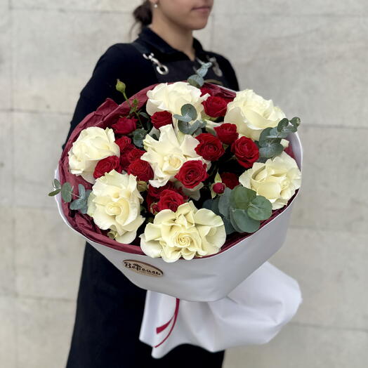 Белый букет из французских роз с кустовыми