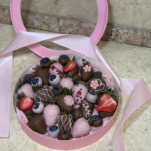 Клубника в шоколаде с голубикой в круглой коробке 💕 ЦЕНА СО СКИДКОЙ
