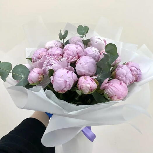 Розовые пионы с эвкалиптом