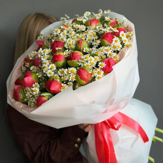 «Пионовый восторг» – 19 пионов и кустовая ромашка (матрикарий)