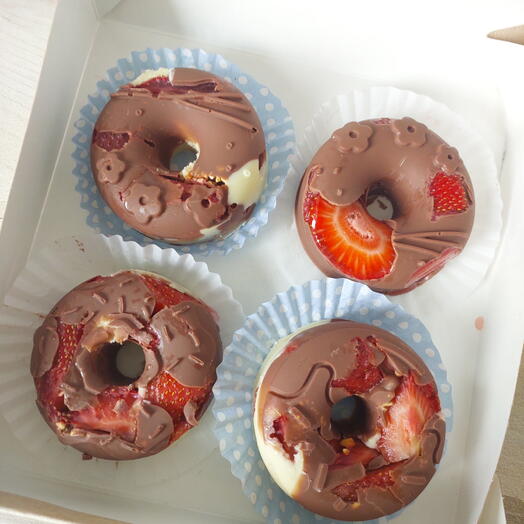 Трендовый пончик-  клубника в шоколаде🍓🍩