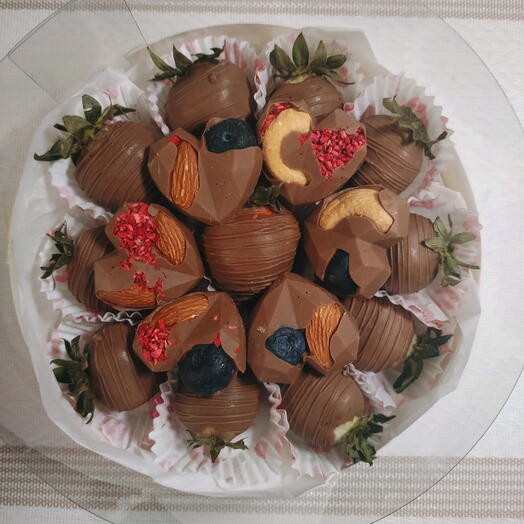 Клубника в шоколаде и конфеты с орехами  и голубикой 🫐🍫🍓