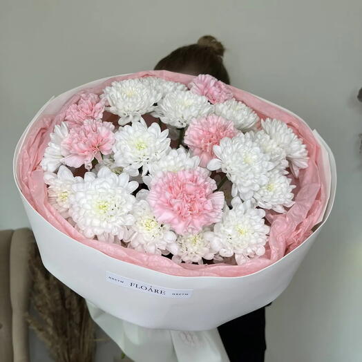 Нежный букет из хризантемы кустовой и диантусов