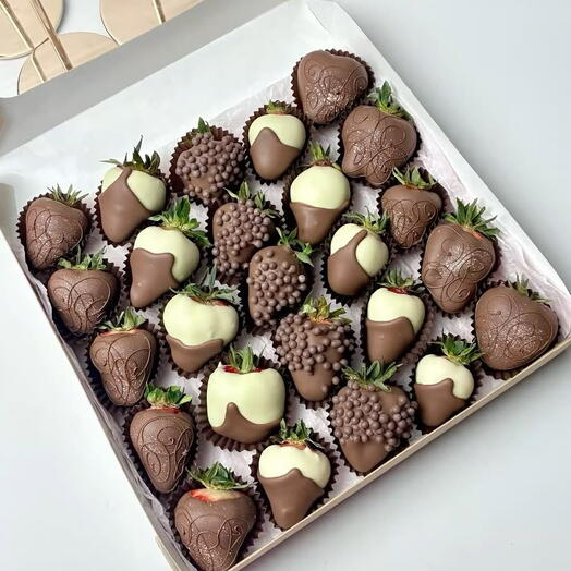 Chocolate-Covered Strawberry Deluxe Box