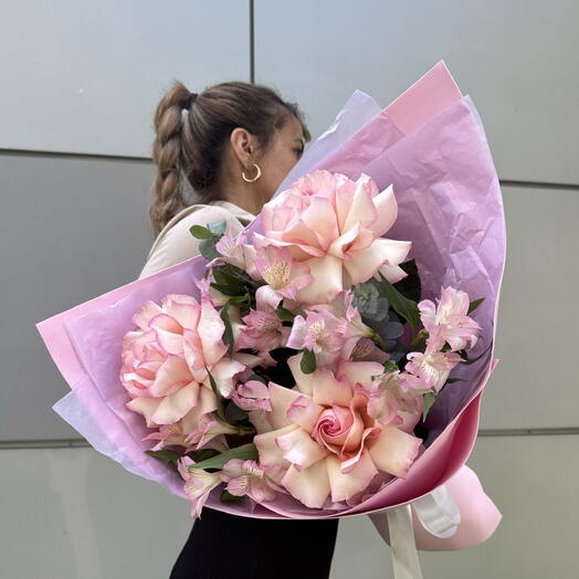 Авторский пышный букет «Te amore🌸🩷» из французских роз Esperansa и стойкими альсромериями Super Dubai