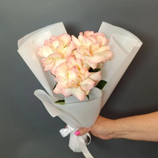 Букет из 3 французских трендовых роз джумилия в белой упаковке 🌸