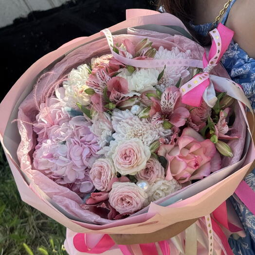 Букет с гортензией и розами