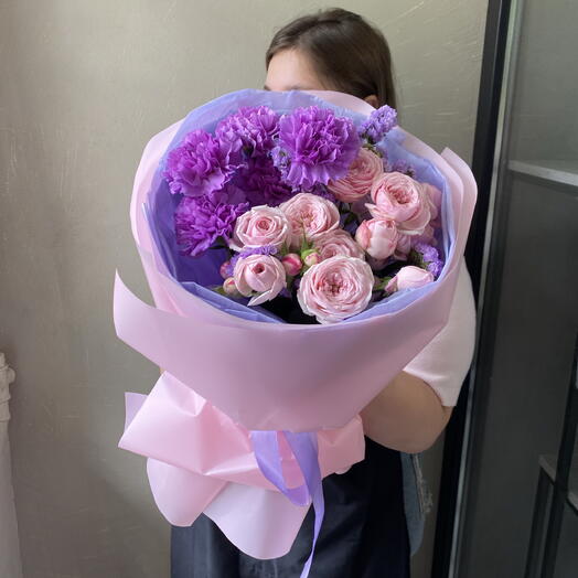 Яркий букет с кустовыми розами