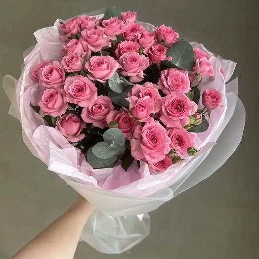 Букет из кустовых, розовых роз 💕