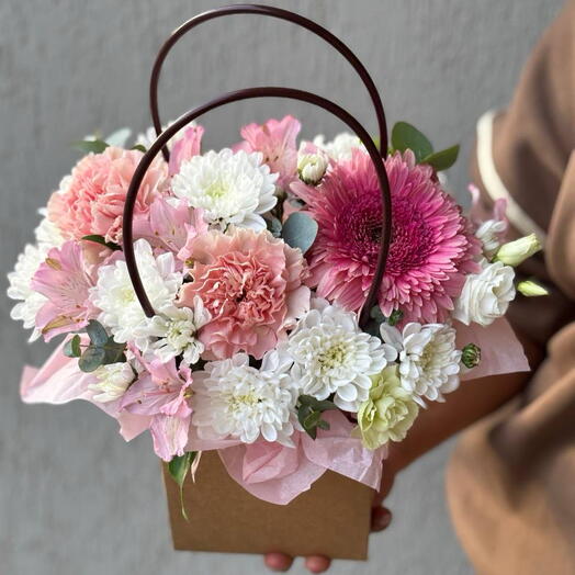 сумочка комплимент из гербер,диантусов и хризантем 🌸