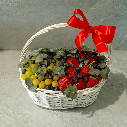 Корзина с виноградом и клубникой