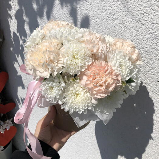 Пушистая коробочка в оформлении Bloom room🌸🤍, диантус, альстромерия, хризантема