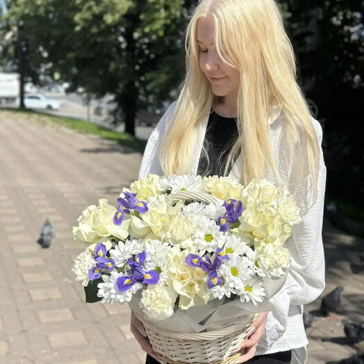 Летняя корзина с ирисами