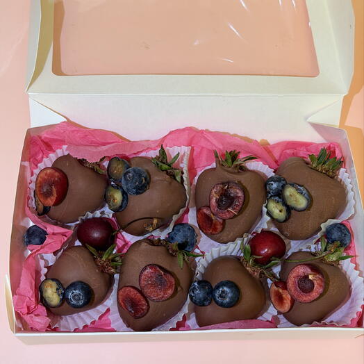 Клубника , украшенная ягодами в бельгийском шоколаде 🍫