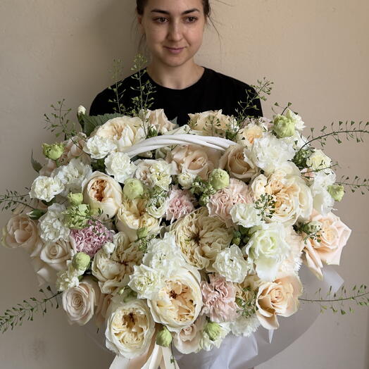 Корзина в бежевых оттенках