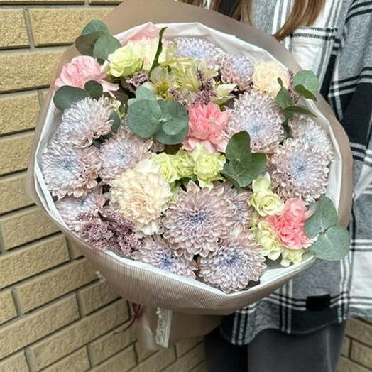 Букет с хризантемой, белой альстромерией, диантусами и кустовыми розами