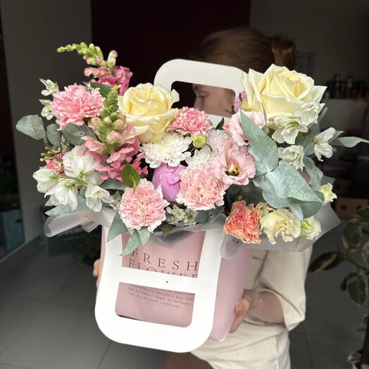 Свежие цветы в коробке