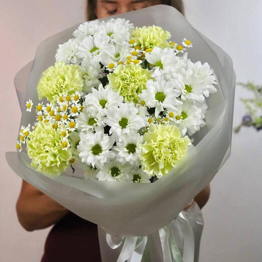 Нежный букет из белых и светло-зеленых кустовых хризантем с добавлением ромашек и мелких белых цветов. Размер М