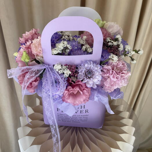 Сумочка с лавандой хризантемой, эустомой и статицей💜