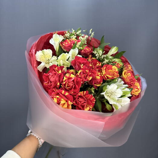 Яркий букет кустовых роз с альстромериями🌺️🔥☘️💫