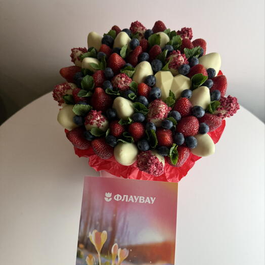 Bouquet of chocolate-covered strawberries 4