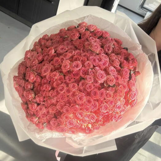 Шикарный букет классических кустовых роз