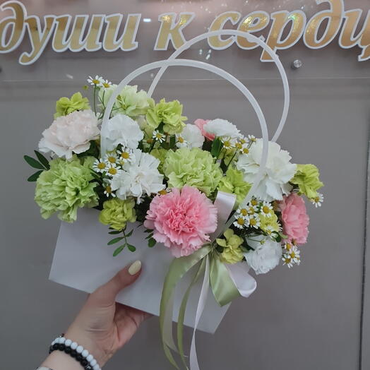 Сумочка с яркими диантусами, ромашками и эвкалиптом