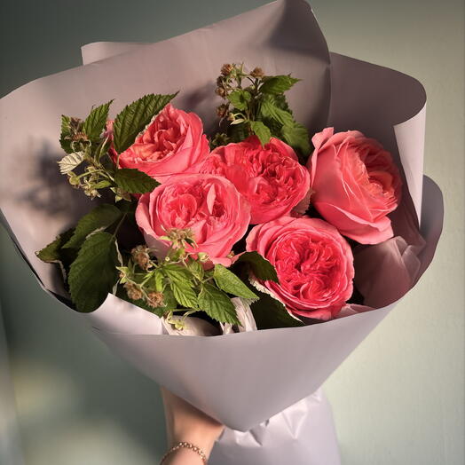 Букет из роз Пинк экспрешн и веточек малины💕