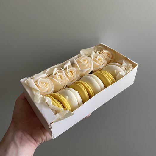 Нежный желтый подарочный набор с мыльными розами, зефиром и макарунсами🤍