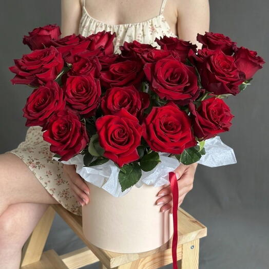 Красные розы в коробке 21 шт