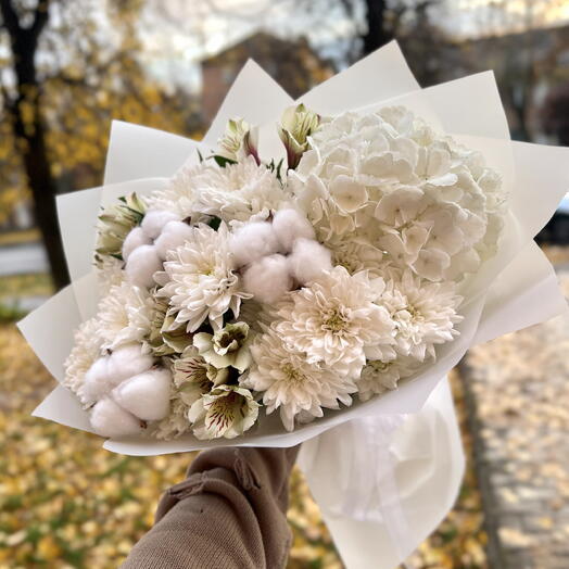 Сборный букет белая гортензия, хризантема, альстромерия и хлопок