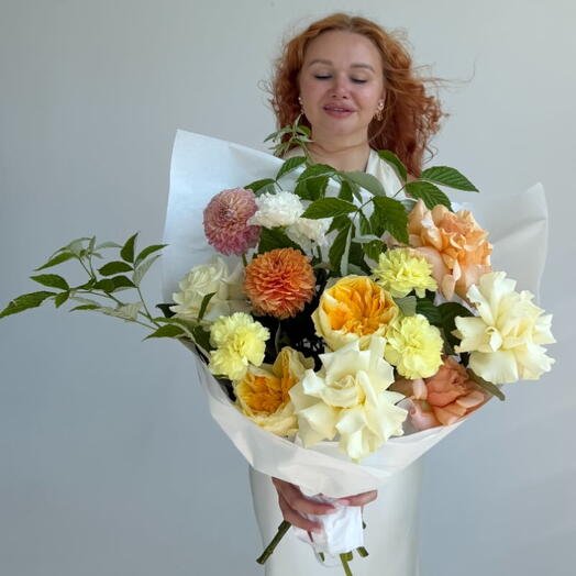 Букет с георгинами, розами и листьями малины "DAHLIA HARVEST"