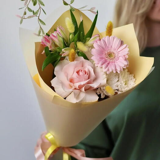 Нюдовый букет из французской розы, герберы, хризантемы кустовой и сухоцветов
