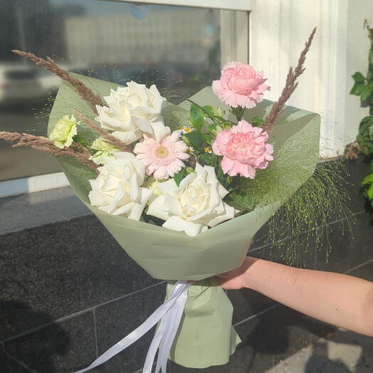 Летний букет с французскими розами, диантусами, альстромерией, ромашкой и сухоцветами