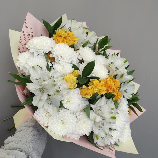 Букет из хризантемы кустовой, альстромерии, кустовой розы и рускусв