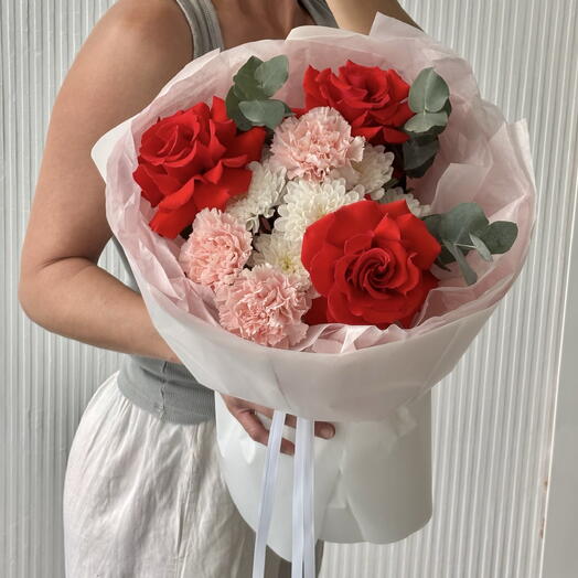 ТОРЖЕСТВЕННЫЙ ДЕНЬ С БУКЕТОМ ИЗ КРАСНЫХ РОЗ
