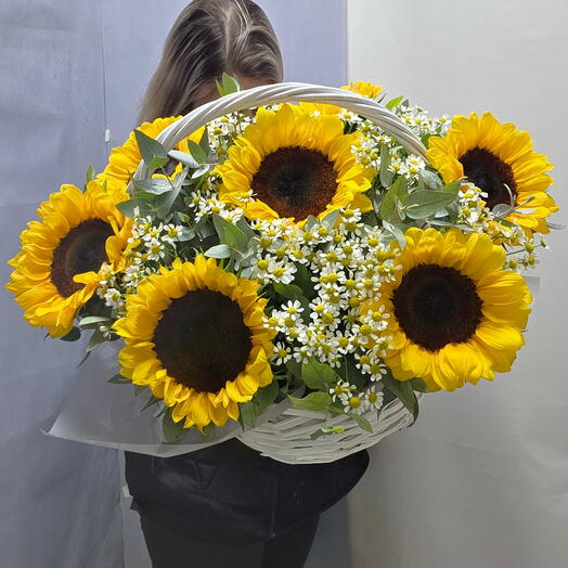 Корзина из камилы ромашки, эвкалипта,  подсолнухов