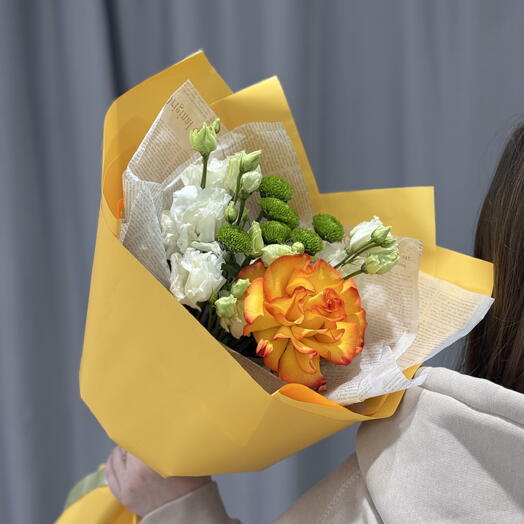 Мини-букет с оранжевой французской розой 1шт, зеленой кустовой хризантемой Делигрин 1шт и белой эустомой 3шт