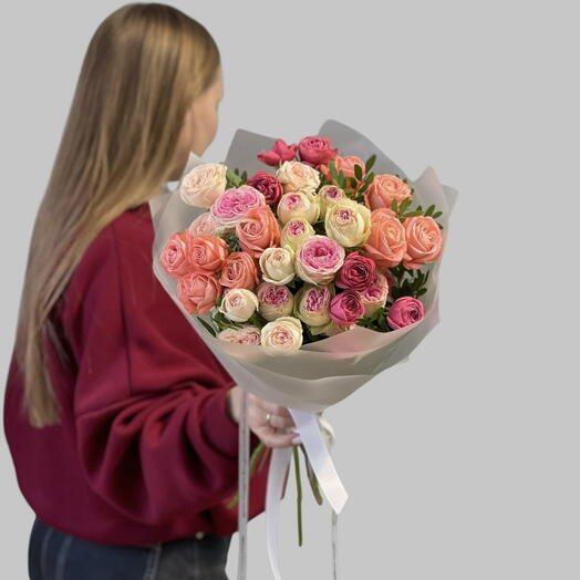 Букет из 7 кустовых роз микс в оформлении 💐