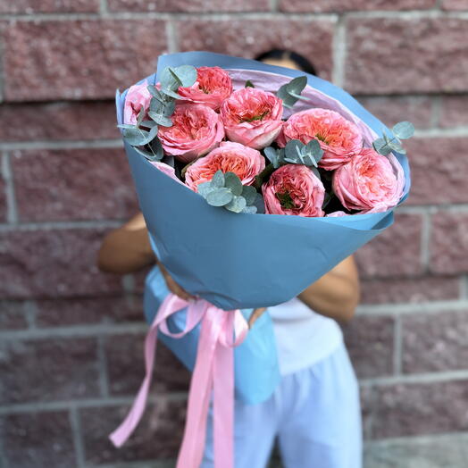 «Мандариновая свежесть: пионовидные розы с эвкалиптом»🌸