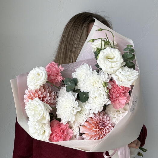 Букет с георгинами,хризантемой,эустомой и диантусами