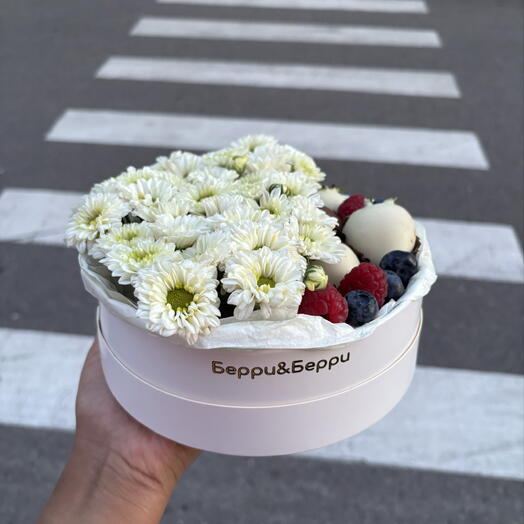 Круглый бокс с белой кустовой хризантемой и  клубникой в шоколаде — подарок на 1 сентября