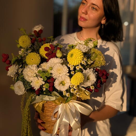 Композиция в плетеной корзине с желтыми георгинами и ежевикой