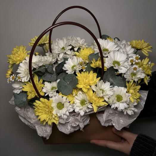 Композиция из желтой хризантемы,белой хризантемы,эвкалипта,ромашки