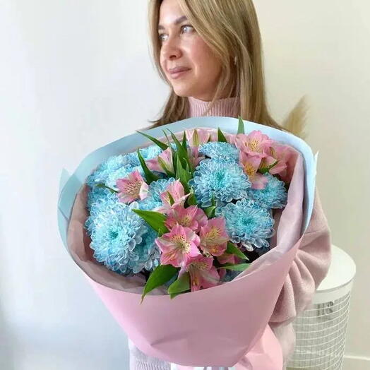 Букет Сизых хризантем и альстромерии
