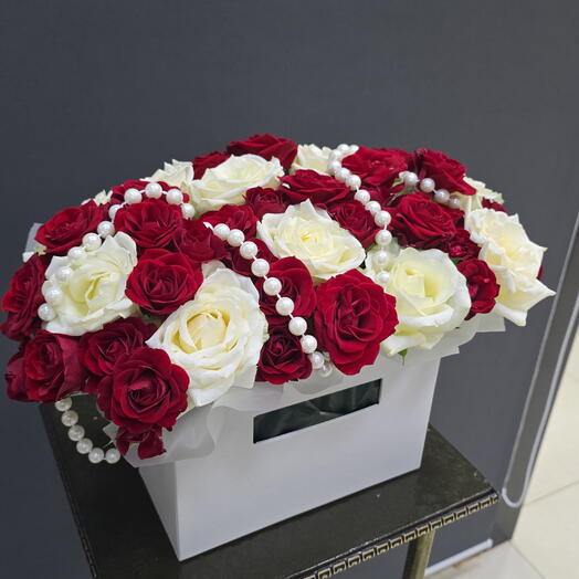 Корзина плетеная с розами, красно   белое️🤍