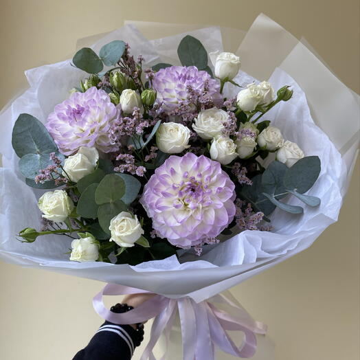 Букет из георгинов, кустовых роз и эвкалипта