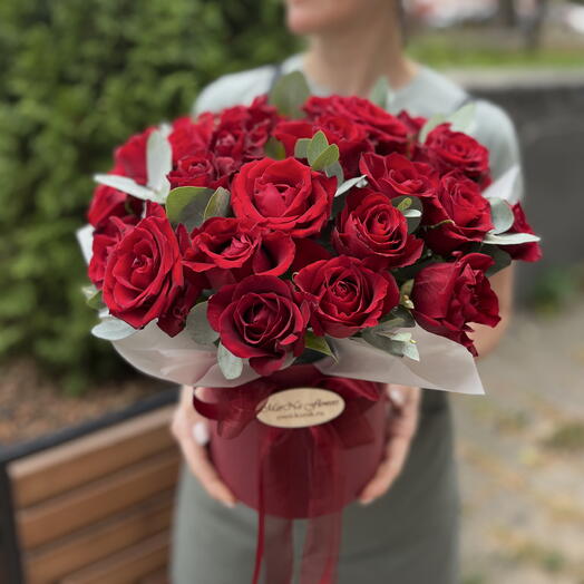 Композиция из 25 красных роз