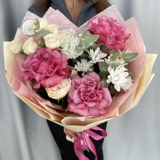 Букет «Вишенка» с пионовидной розой, кустовой хризантемой и эвкалиптом💗